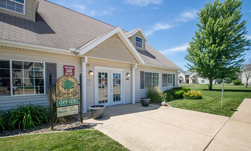 Apartments in Galesburg, IL Hollow Tree Apartments Apartments in Galesburg, IL